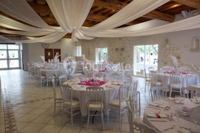 Miniature Location salle Fourques (Gard) - Salle de réception La Rose d'Argence #3 Petite chapelle en pierre éclairée par des lumières colorées dans un environnement nocturne.