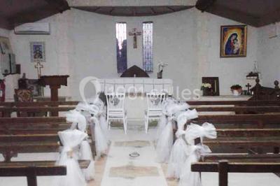 Miniature Location salle Fourques (Gard) - Salle de réception La Rose d'Argence #20 Petite chapelle en pierre éclairée par des lumières colorées dans un environnement nocturne.