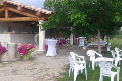 Miniature Location salle Fourques (Gard) - Salle de réception La Rose d'Argence #9 Petite chapelle en pierre éclairée par des lumières colorées dans un environnement nocturne.