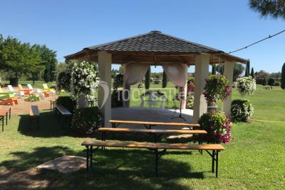Miniature Location salle Fourques (Gard) - Salle de réception La Rose d'Argence #4 Petite chapelle en pierre éclairée par des lumières colorées dans un environnement nocturne.