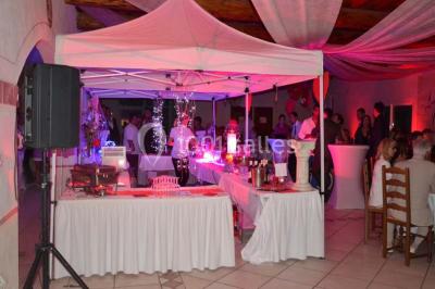 Miniature Location salle Fourques (Gard) - Salle de réception La Rose d'Argence #13 Petite chapelle en pierre éclairée par des lumières colorées dans un environnement nocturne.