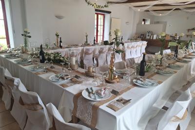 Miniature Location salle La Vraie-Croix (Morbihan) - Domaine de Bobehec #2 Arbre majestueux au centre d'une prairie verdoyante, éclairé par le soleil filtrant à travers ses branches.