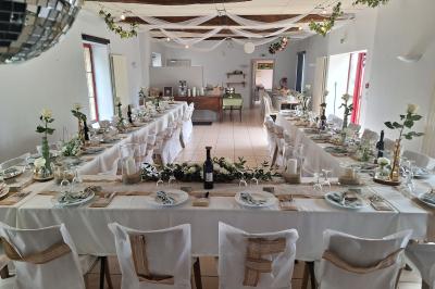 Miniature Location salle La Vraie-Croix (Morbihan) - Domaine de Bobehec #1 Arbre majestueux au centre d'une prairie verdoyante, éclairé par le soleil filtrant à travers ses branches.