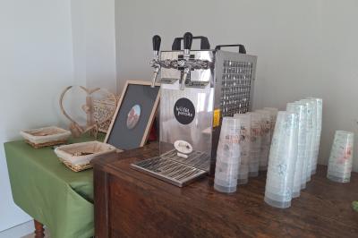 Miniature Location salle La Vraie-Croix (Morbihan) - Domaine de Bobehec #7 Arbre majestueux au centre d'une prairie verdoyante, éclairé par le soleil filtrant à travers ses branches.