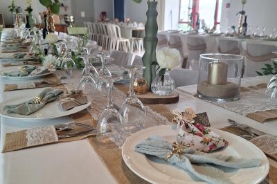 Miniature Location salle La Vraie-Croix (Morbihan) - Domaine de Bobehec #3 Arbre majestueux au centre d'une prairie verdoyante, éclairé par le soleil filtrant à travers ses branches.