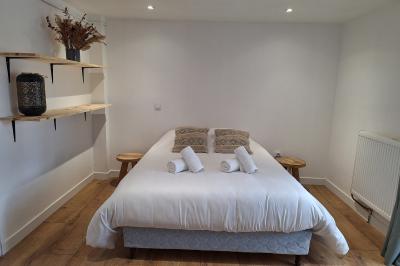 Miniature Chambre rez-de-chaussée avec douche italienne privative Arbre majestueux au centre d'une prairie verdoyante, éclairé par le soleil filtrant à travers ses branches.