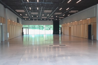 Miniature Location salle Carquefou (Loire-Atlantique) - Centre de Congrès la Fleuriaye #6 Façade d’un bâtiment moderne avec revêtement en bois, grandes baies vitrées et espace extérieur dégagé.