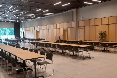 Miniature Location salle Carquefou (Loire-Atlantique) - Centre de Congrès la Fleuriaye #7 Façade d’un bâtiment moderne avec revêtement en bois, grandes baies vitrées et espace extérieur dégagé.