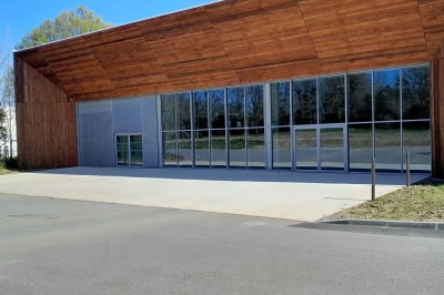 Miniature Location salle Carquefou (Loire-Atlantique) - Centre de Congrès la Fleuriaye #14 Façade d’un bâtiment moderne avec revêtement en bois, grandes baies vitrées et espace extérieur dégagé.