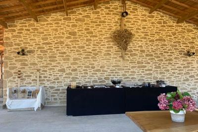 Chambre avec lit double, tête de lit en bois, bureau, chaise, robe blanche sur un mannequin et tableau coloré au mur.