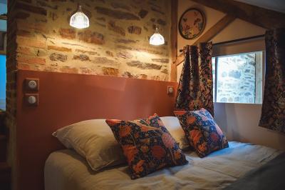 Structure en bois avec bancs alignés pour un événement, décorée de fleurs, avec un manoir en arrière-plan.