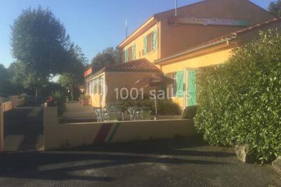 Plateau à plusieurs niveaux garni de toasts variés, verrines et amuse-bouches, présenté sur une table blanche.
