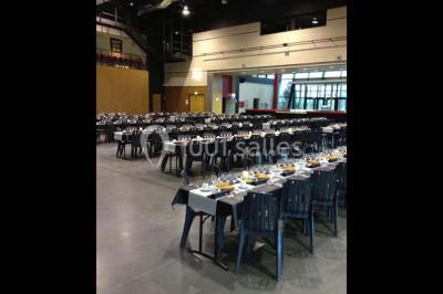 Plateau à plusieurs niveaux garni de toasts variés, verrines et amuse-bouches, présenté sur une table blanche.