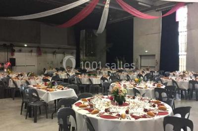Plateau à plusieurs niveaux garni de toasts variés, verrines et amuse-bouches, présenté sur une table blanche.