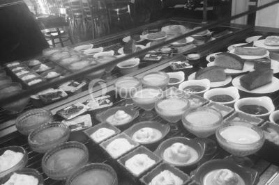 Plateau à plusieurs niveaux garni de toasts variés, verrines et amuse-bouches, présenté sur une table blanche.