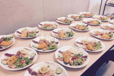 Plateau à plusieurs niveaux garni de toasts variés, verrines et amuse-bouches, présenté sur une table blanche.