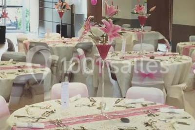 Plateau à plusieurs niveaux garni de toasts variés, verrines et amuse-bouches, présenté sur une table blanche.