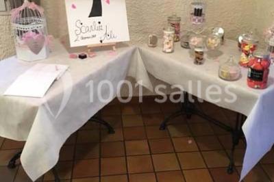 Plateau à plusieurs niveaux garni de toasts variés, verrines et amuse-bouches, présenté sur une table blanche.