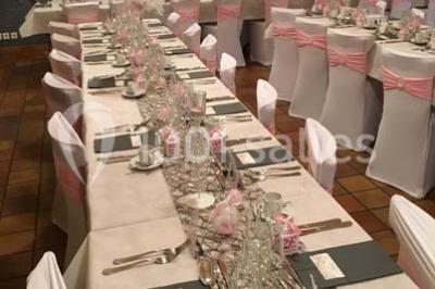 Plateau à plusieurs niveaux garni de toasts variés, verrines et amuse-bouches, présenté sur une table blanche.