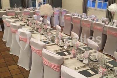 Plateau à plusieurs niveaux garni de toasts variés, verrines et amuse-bouches, présenté sur une table blanche.