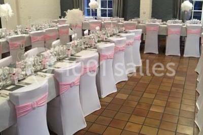 Plateau à plusieurs niveaux garni de toasts variés, verrines et amuse-bouches, présenté sur une table blanche.