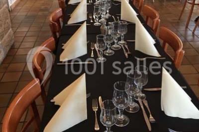 Plateau à plusieurs niveaux garni de toasts variés, verrines et amuse-bouches, présenté sur une table blanche.