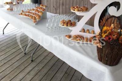 Plateau à plusieurs niveaux garni de toasts variés, verrines et amuse-bouches, présenté sur une table blanche.