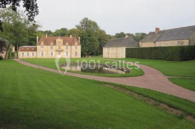 Grand espace vert avec des tentes blanches installées sur une pelouse, entouré d'arbres et d'un ciel partiellement nuageux.