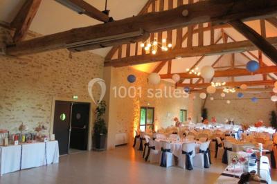 Cuisine professionnelle avec plans de travail en inox, assiettes alignées, et plats préparés sur un évier.