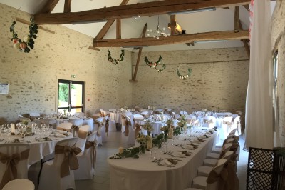 Cuisine professionnelle avec plans de travail en inox, assiettes alignées, et plats préparés sur un évier.