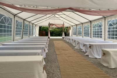 Cuisine professionnelle avec plans de travail en inox, assiettes alignées, et plats préparés sur un évier.