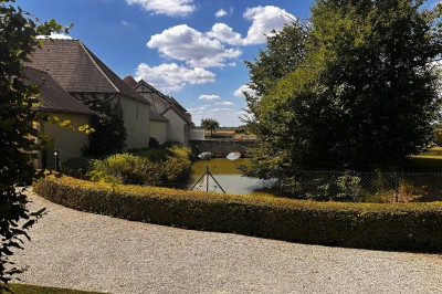 Cuisine professionnelle avec plans de travail en inox, assiettes alignées, et plats préparés sur un évier.