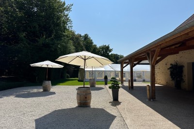 Cuisine professionnelle avec plans de travail en inox, assiettes alignées, et plats préparés sur un évier.