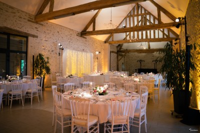 Cuisine professionnelle avec plans de travail en inox, assiettes alignées, et plats préparés sur un évier.