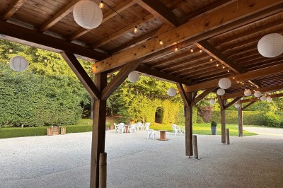 Cuisine professionnelle avec plans de travail en inox, assiettes alignées, et plats préparés sur un évier.