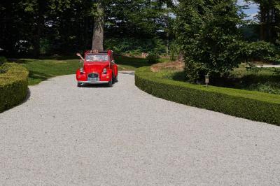 Cuisine professionnelle avec plans de travail en inox, assiettes alignées, et plats préparés sur un évier.