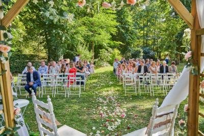 Cuisine professionnelle avec plans de travail en inox, assiettes alignées, et plats préparés sur un évier.