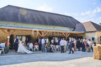 Cuisine professionnelle avec plans de travail en inox, assiettes alignées, et plats préparés sur un évier.