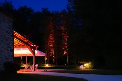 Cuisine professionnelle avec plans de travail en inox, assiettes alignées, et plats préparés sur un évier.
