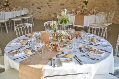 Cuisine professionnelle avec plans de travail en inox, assiettes alignées, et plats préparés sur un évier.