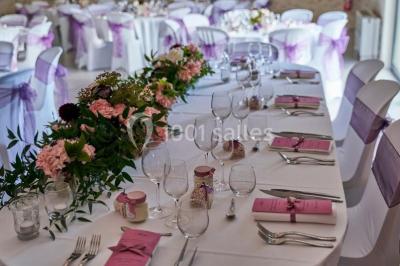 Cuisine professionnelle avec plans de travail en inox, assiettes alignées, et plats préparés sur un évier.