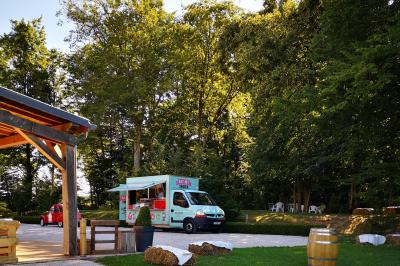 Cuisine professionnelle avec plans de travail en inox, assiettes alignées, et plats préparés sur un évier.