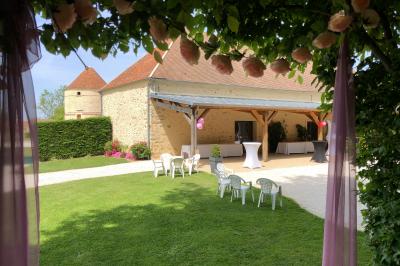 Cuisine professionnelle avec plans de travail en inox, assiettes alignées, et plats préparés sur un évier.