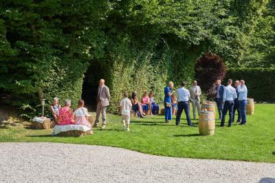 Cuisine professionnelle avec plans de travail en inox, assiettes alignées, et plats préparés sur un évier.