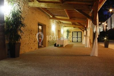 Cuisine professionnelle avec plans de travail en inox, assiettes alignées, et plats préparés sur un évier.