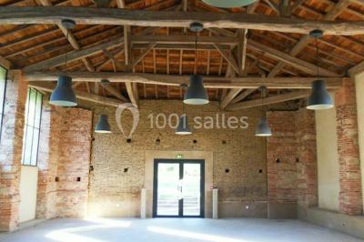 Un couple regarde un feu d'artifice illuminant le ciel nocturne, entouré d'arbres sombres.
