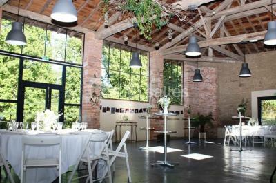 Un couple regarde un feu d'artifice illuminant le ciel nocturne, entouré d'arbres sombres.