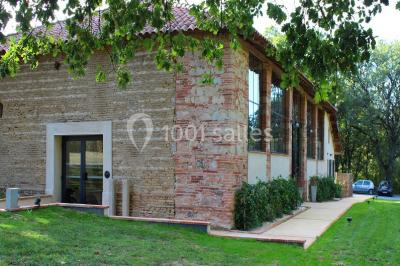 Un couple regarde un feu d'artifice illuminant le ciel nocturne, entouré d'arbres sombres.