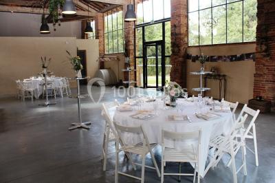 Un couple regarde un feu d'artifice illuminant le ciel nocturne, entouré d'arbres sombres.