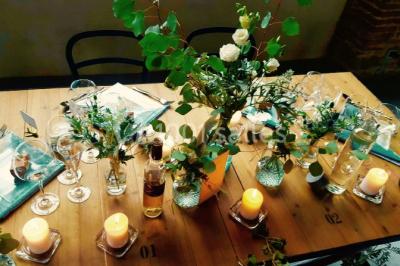 Un couple regarde un feu d'artifice illuminant le ciel nocturne, entouré d'arbres sombres.